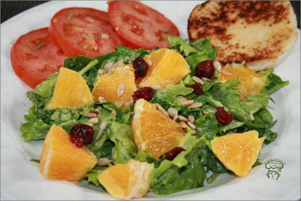 Salade et épinards avec orange et canneberges