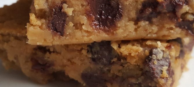 Blondies protéinés aux pépites de chocolat Blondies protéinés aux pépites de chocolat