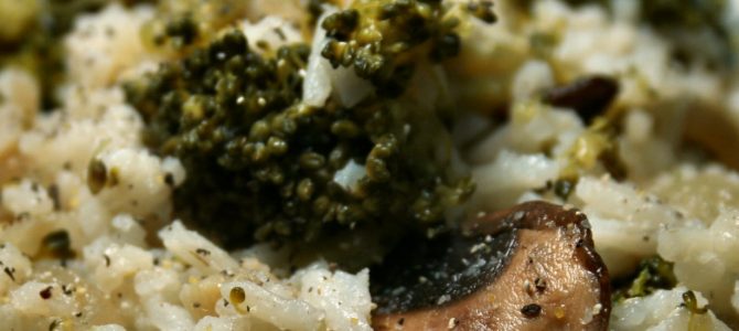 Riz basmati aux brocolis, champignons et oignons Riz basmati aux brocolis, champignons et oignons